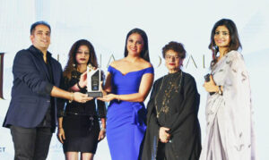 Dr Pratayksha Bhardwaj felicitated as The Most Renowned Weight Loss & laser Expert Of India by celebrated actor Lara Dutta